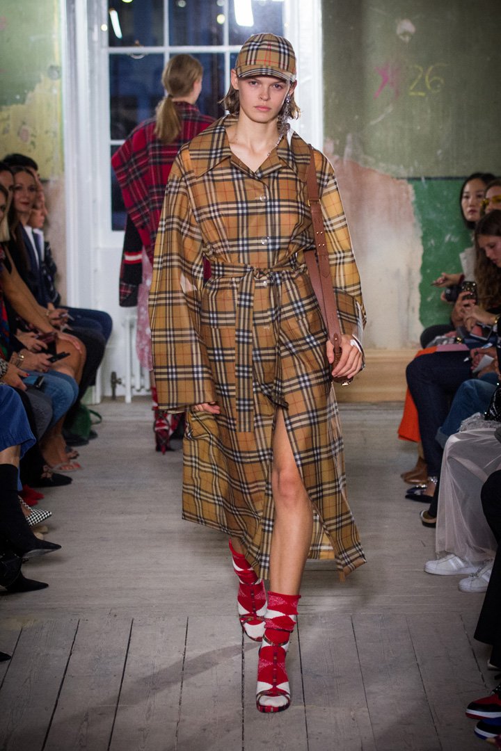 Burberry(博柏利)2025伦敦时装周时装秀