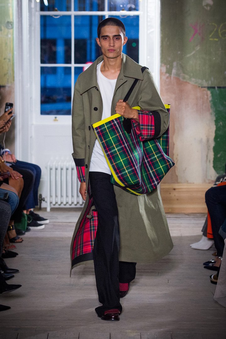 Burberry(博柏利)2025伦敦时装周时装秀
