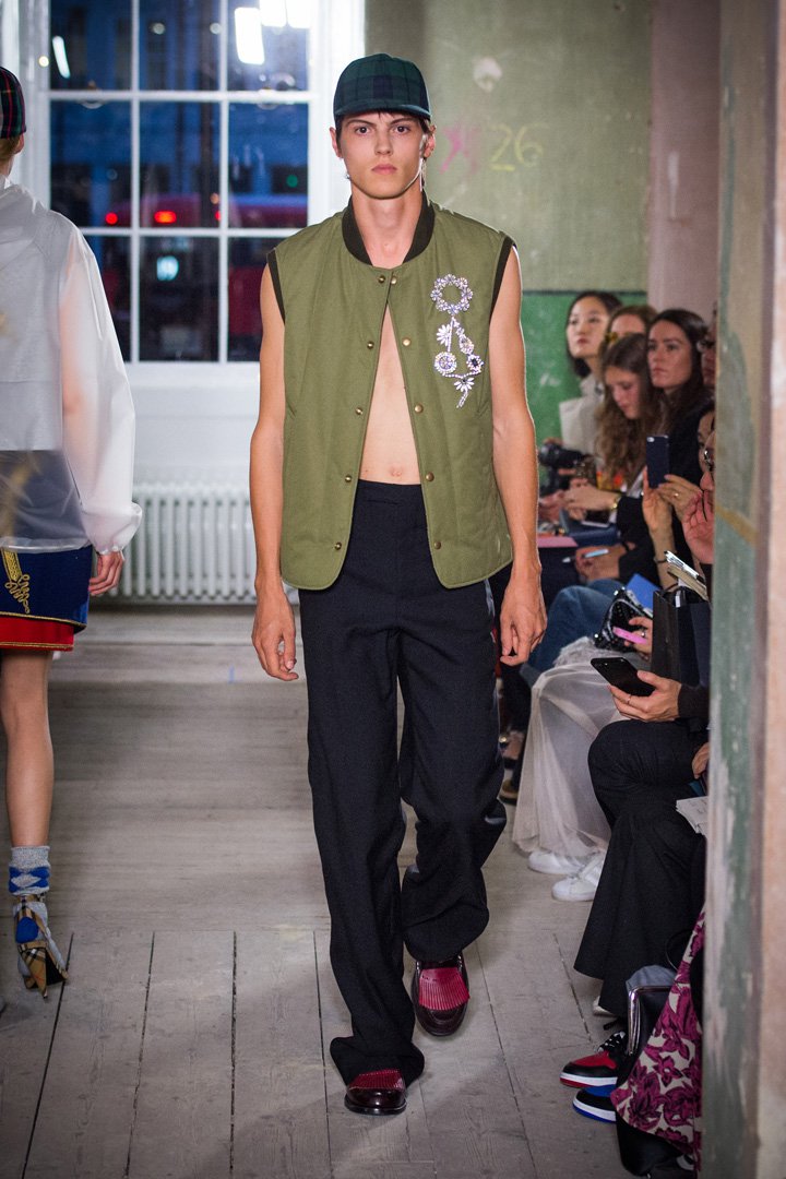 Burberry(博柏利)2025伦敦时装周时装秀