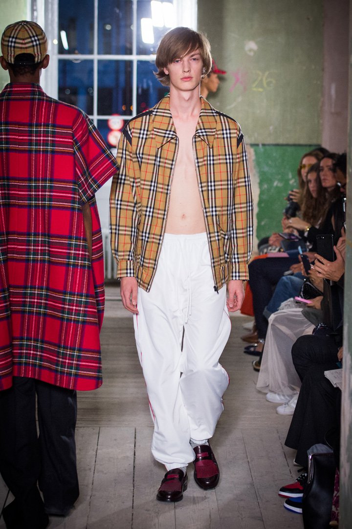 Burberry(博柏利)2025伦敦时装周时装秀