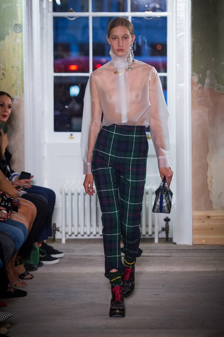 Burberry(博柏利)2025伦敦时装周时装秀