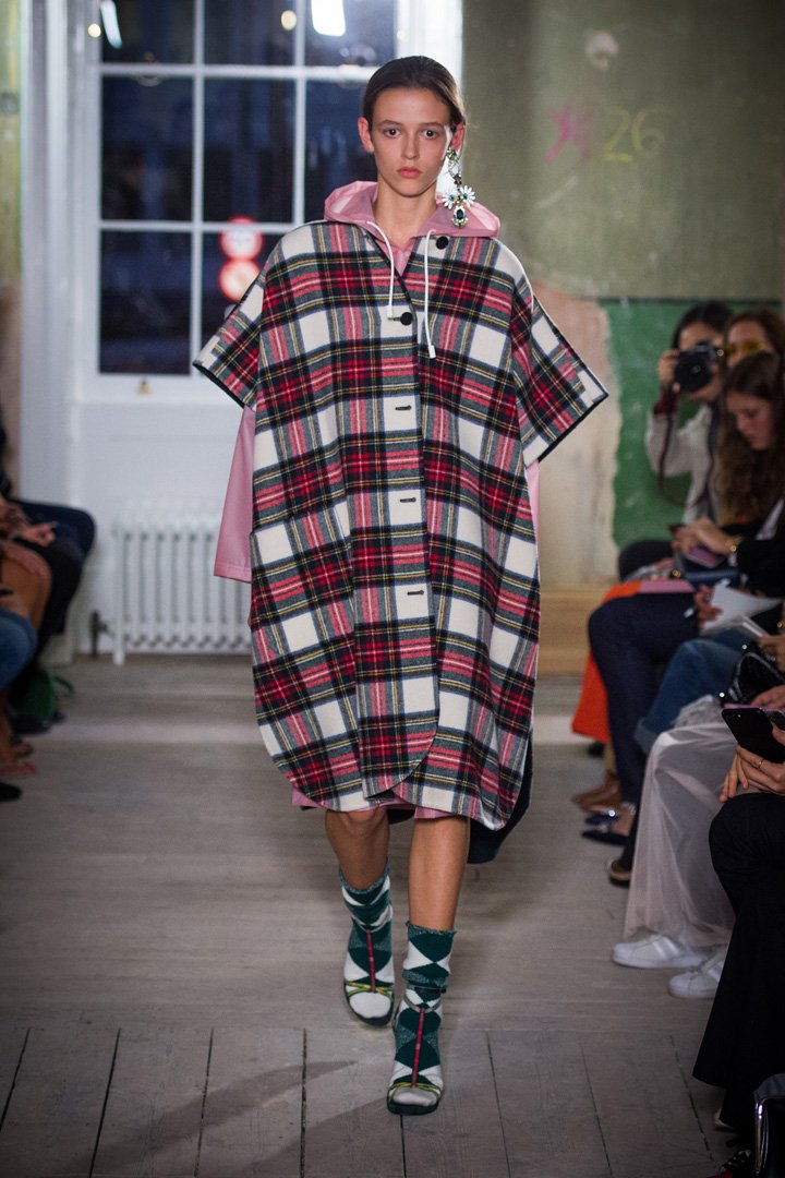 Burberry(博柏利)2025伦敦时装周时装秀