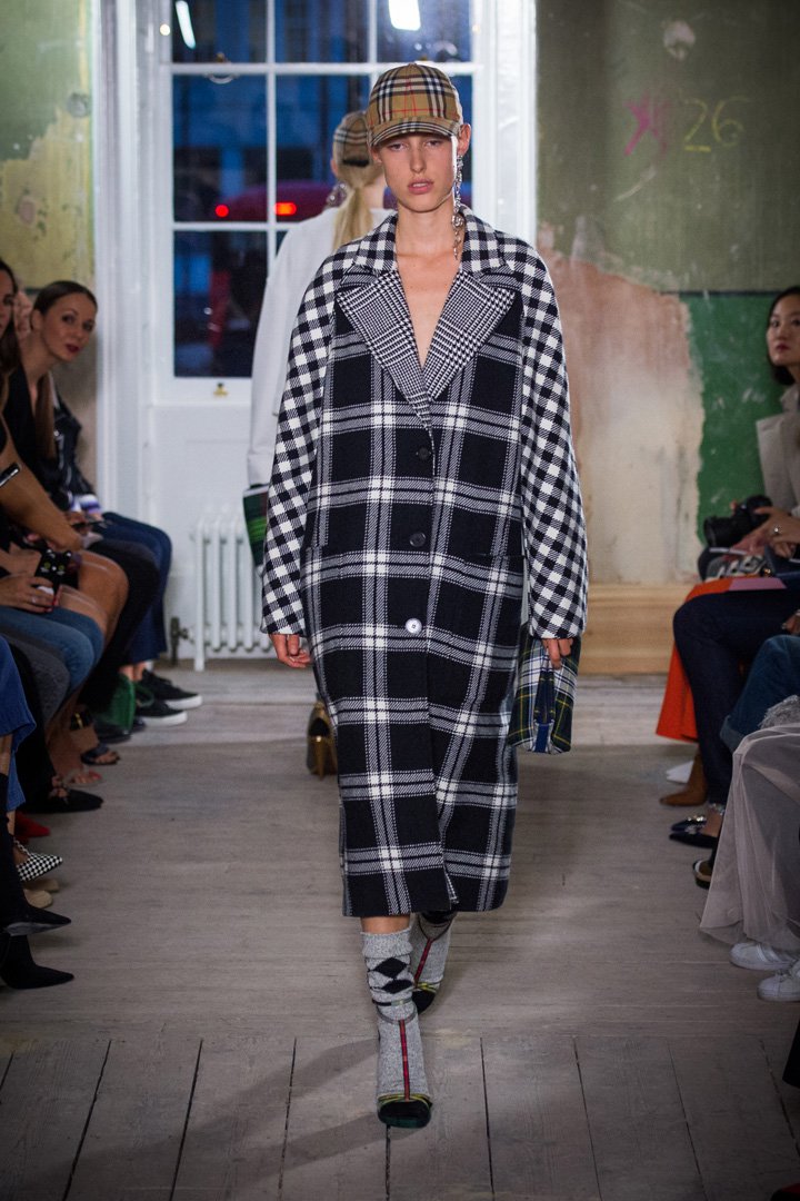 Burberry(博柏利)2025伦敦时装周时装秀