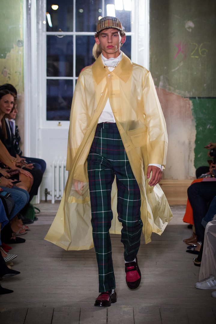 Burberry(博柏利)2025伦敦时装周时装秀