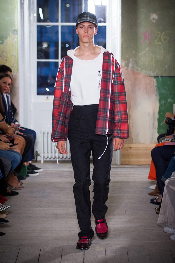 Burberry(博柏利)2025伦敦时装周时装秀