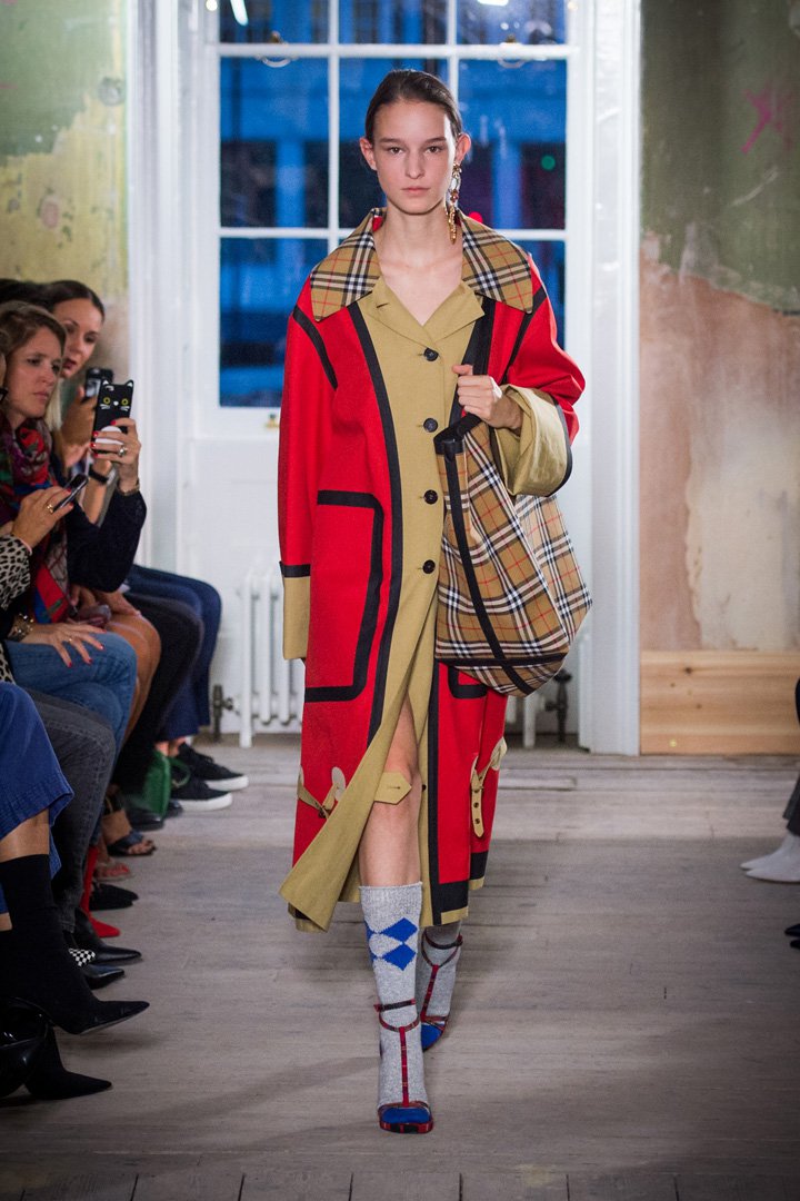 Burberry(博柏利)2025伦敦时装周时装秀