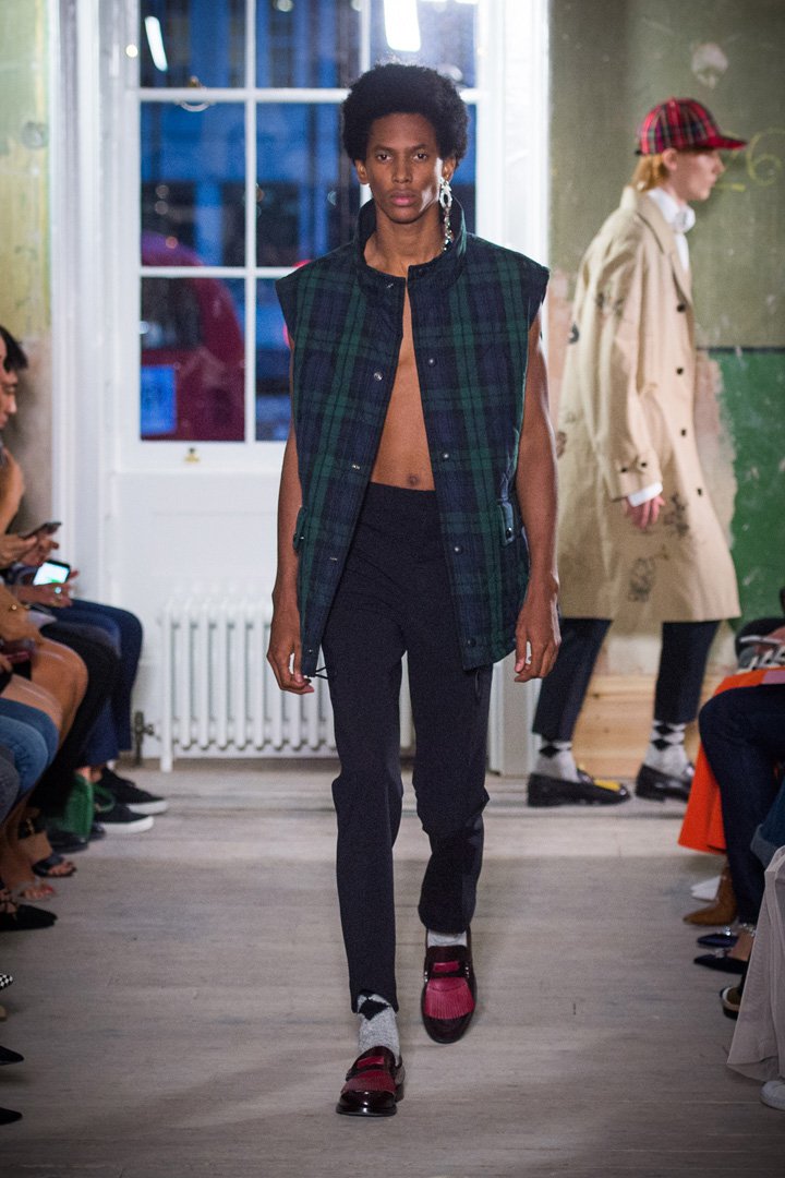 Burberry(博柏利)2025伦敦时装周时装秀