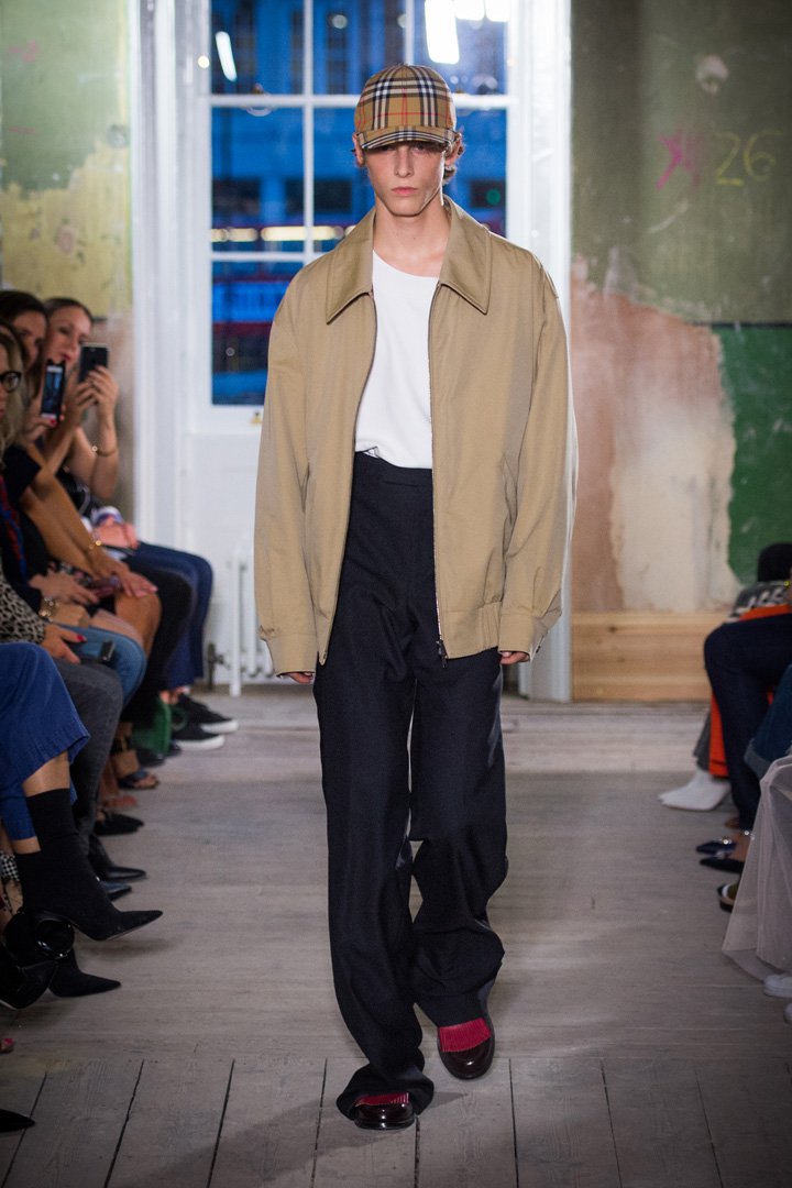 Burberry(博柏利)2025伦敦时装周时装秀