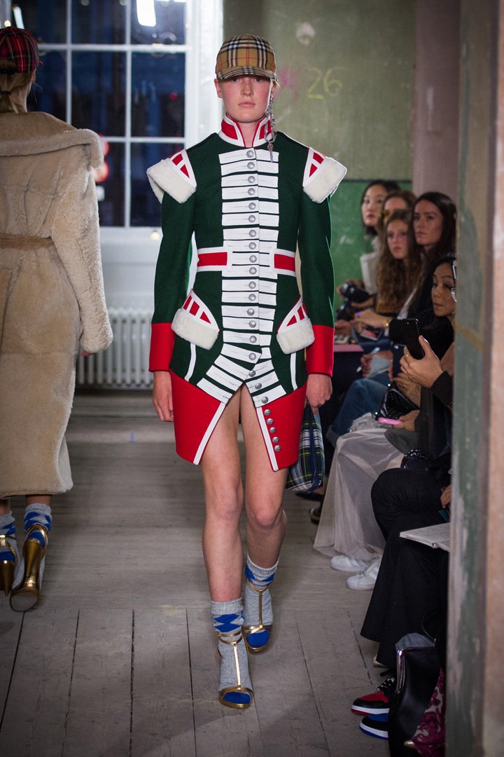 Burberry(博柏利)2025伦敦时装周时装秀