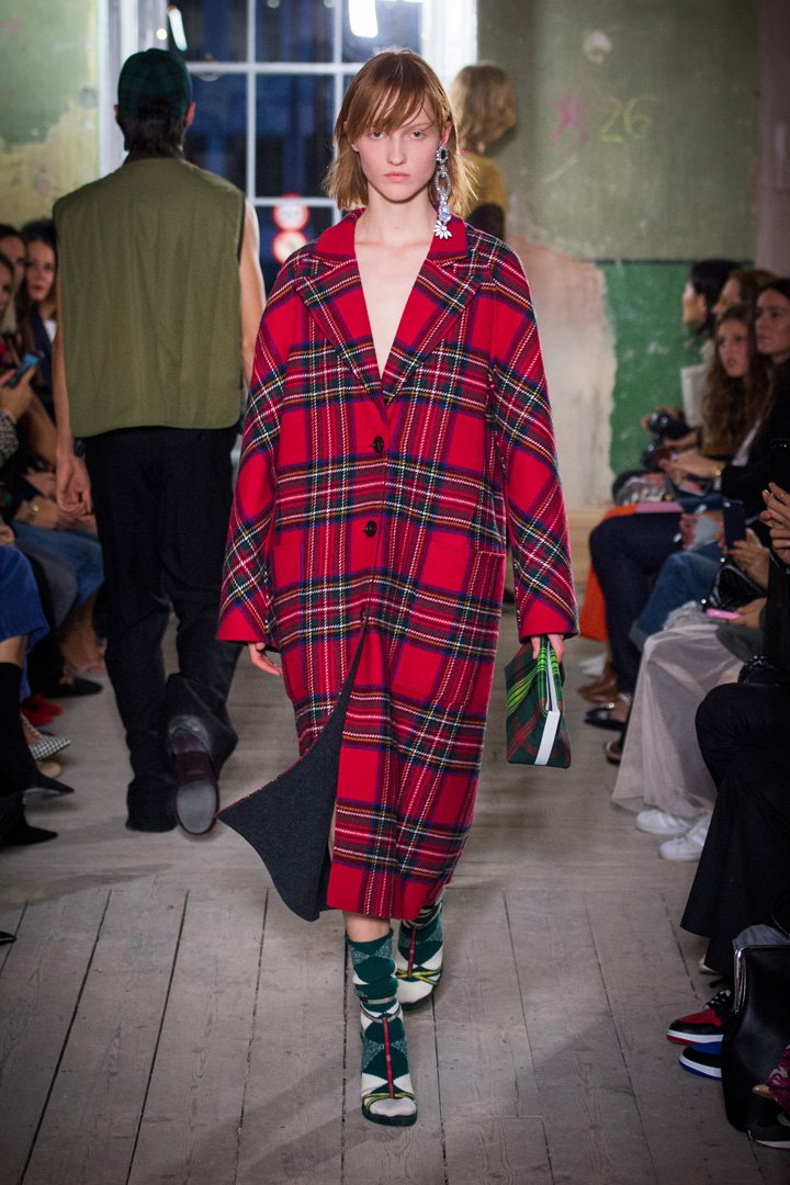 Burberry(博柏利)2025伦敦时装周时装秀