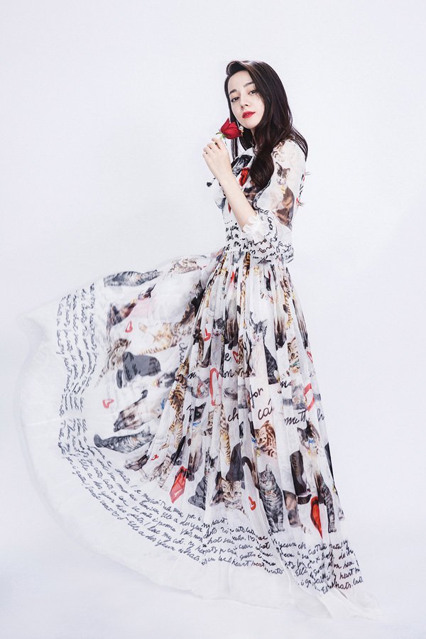 迪丽热巴受邀参加Dolce&Gabbana米兰时装周时装秀