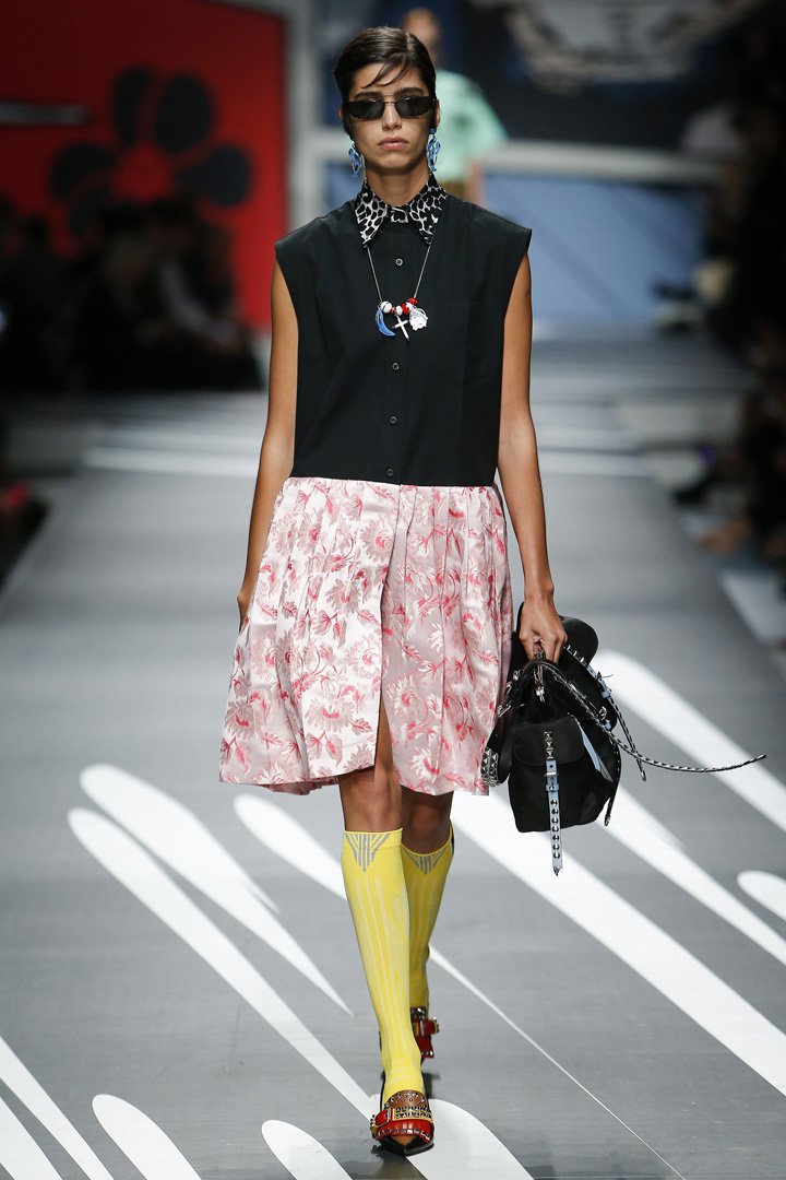 PRADA(普拉达)2025米兰时装周时装秀