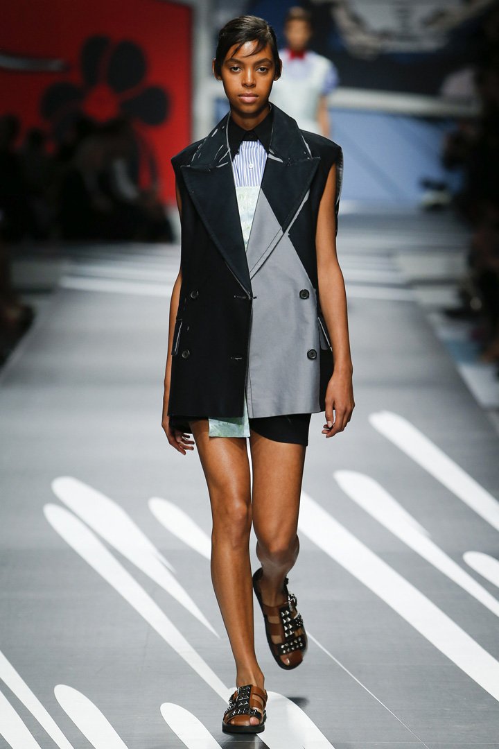 PRADA(普拉达)2025米兰时装周时装秀