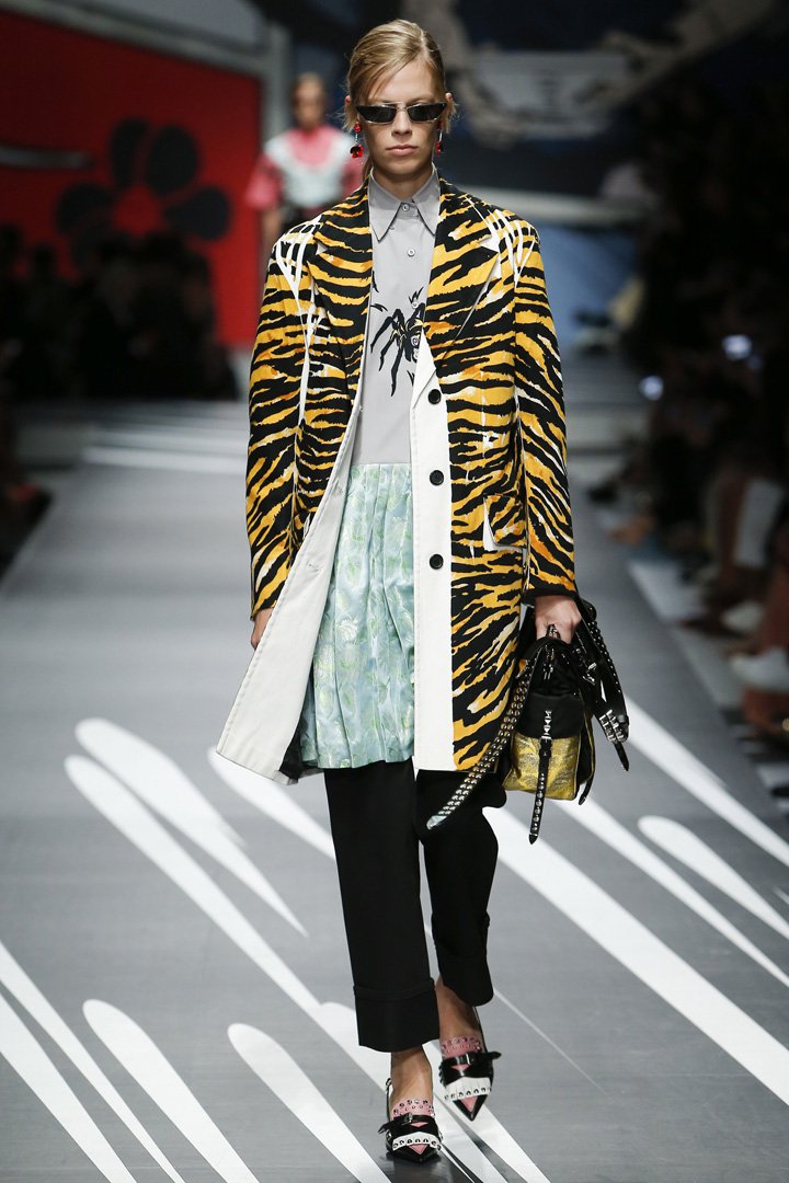 PRADA(普拉达)2025米兰时装周时装秀