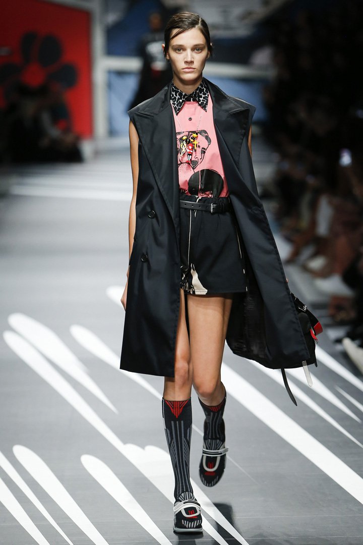 PRADA(普拉达)2025米兰时装周时装秀