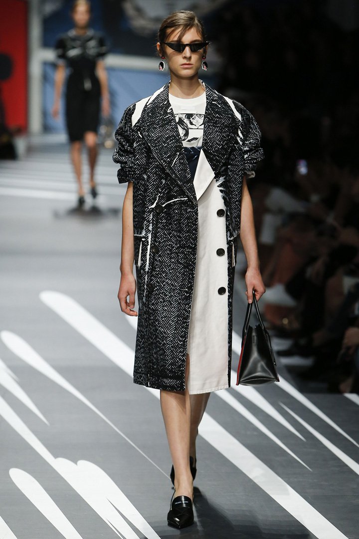 PRADA(普拉达)2025米兰时装周时装秀