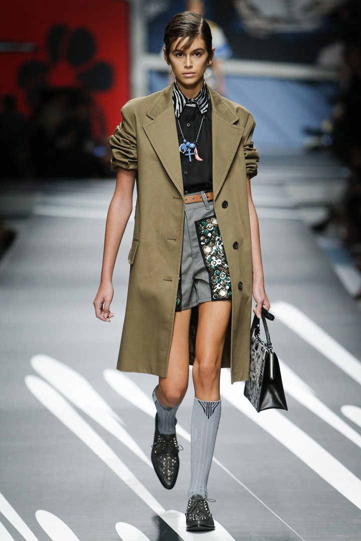PRADA(普拉达)2025米兰时装周时装秀