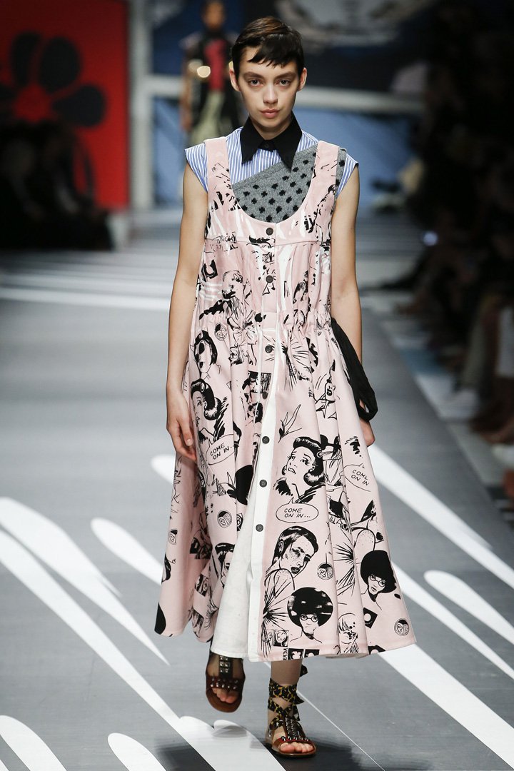 PRADA(普拉达)2025米兰时装周时装秀