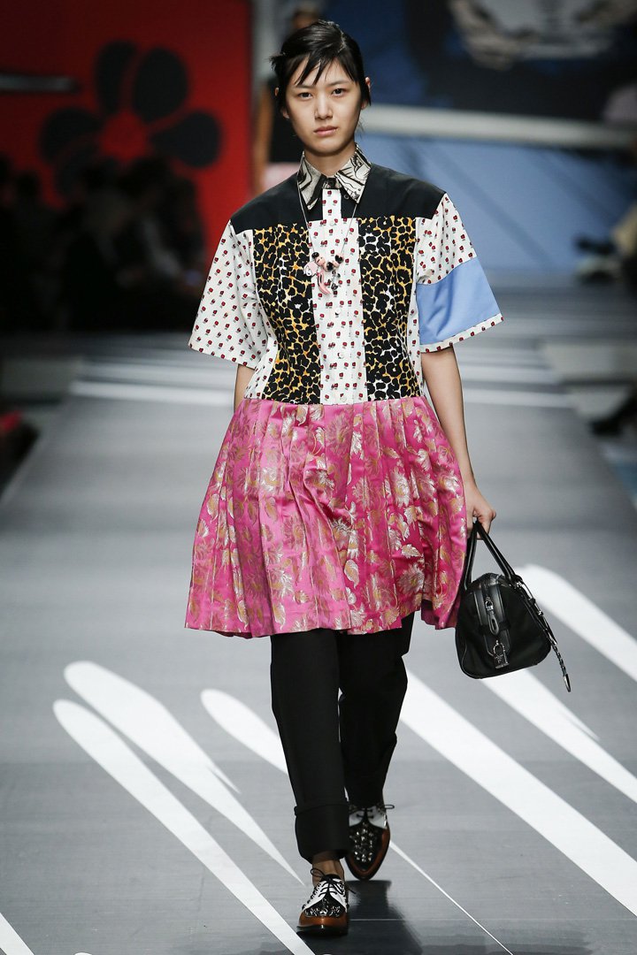 PRADA(普拉达)2025米兰时装周时装秀