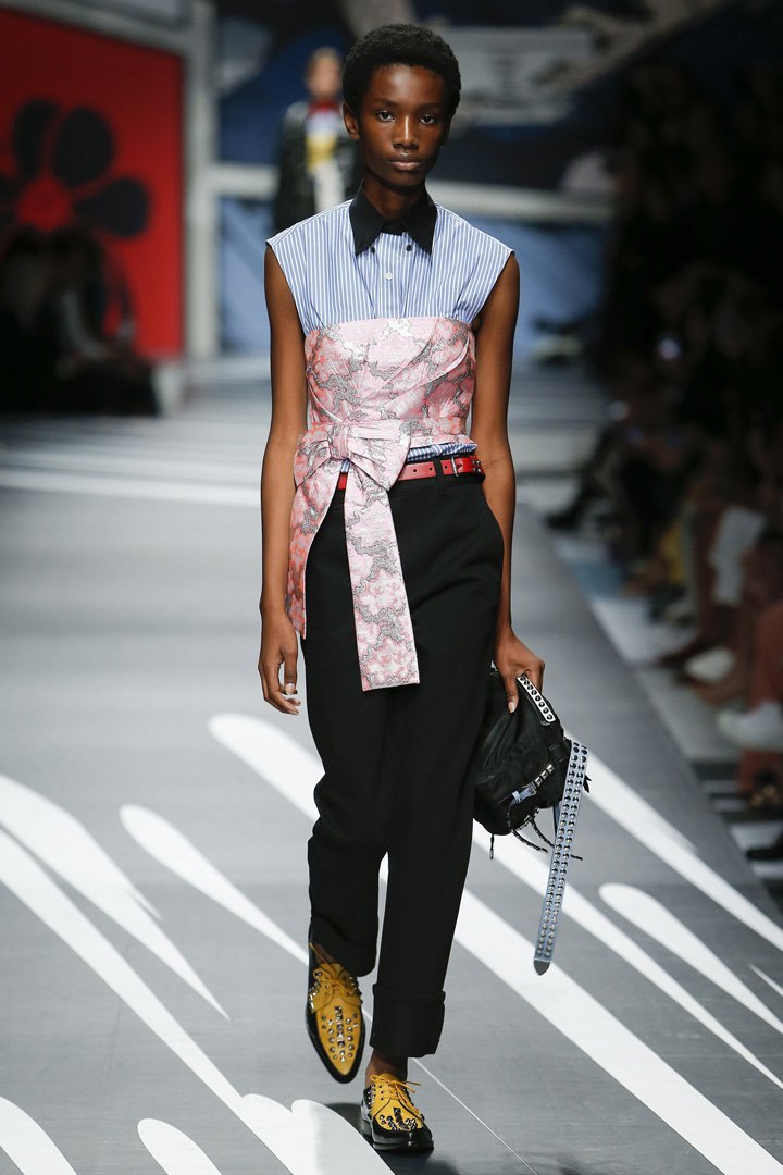 PRADA(普拉达)2025米兰时装周时装秀