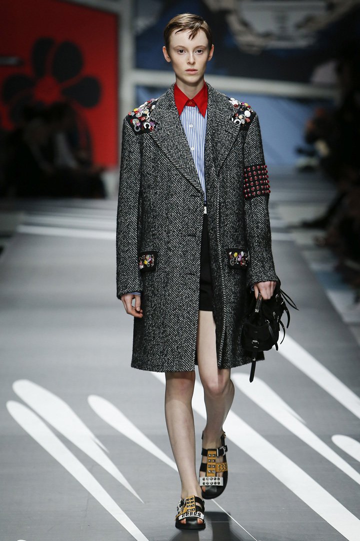PRADA(普拉达)2025米兰时装周时装秀