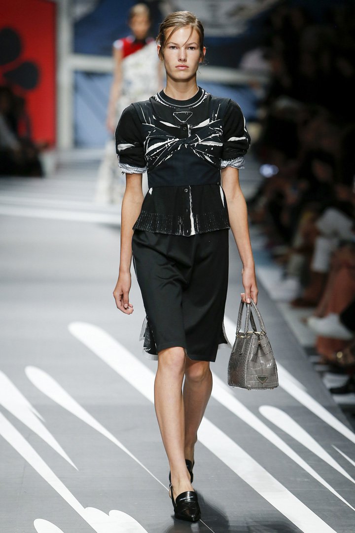 PRADA(普拉达)2025米兰时装周时装秀