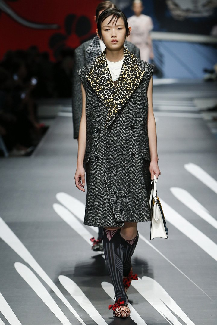 PRADA(普拉达)2025米兰时装周时装秀