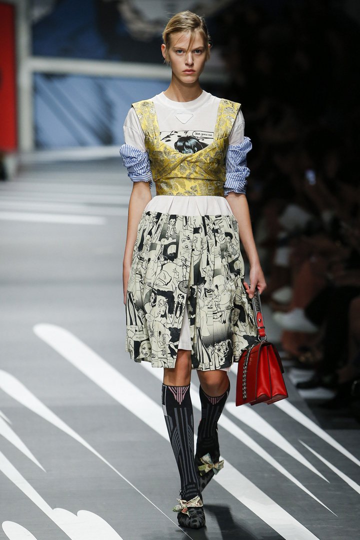 PRADA(普拉达)2025米兰时装周时装秀