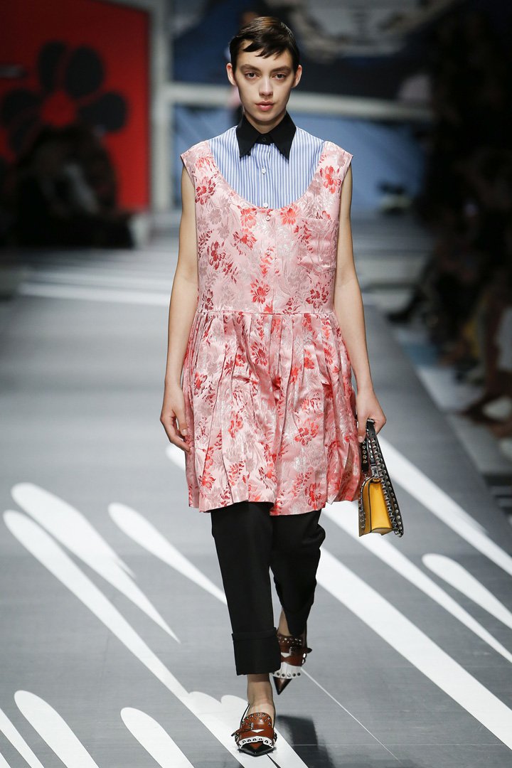 PRADA(普拉达)2025米兰时装周时装秀