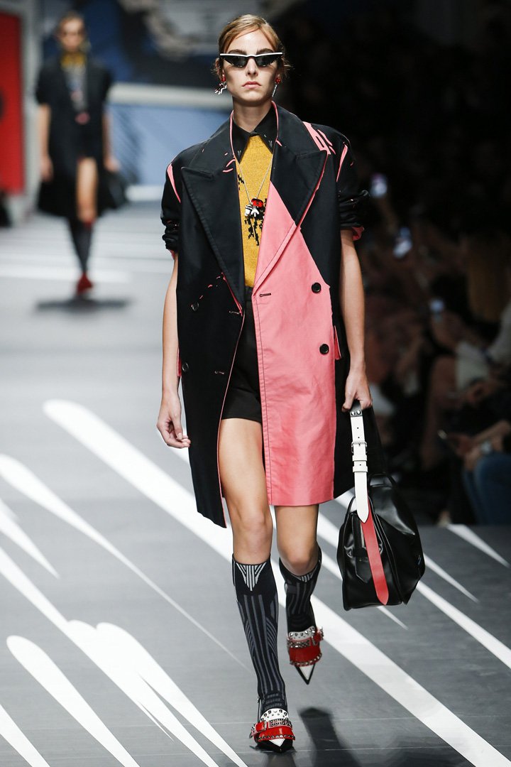 PRADA(普拉达)2025米兰时装周时装秀