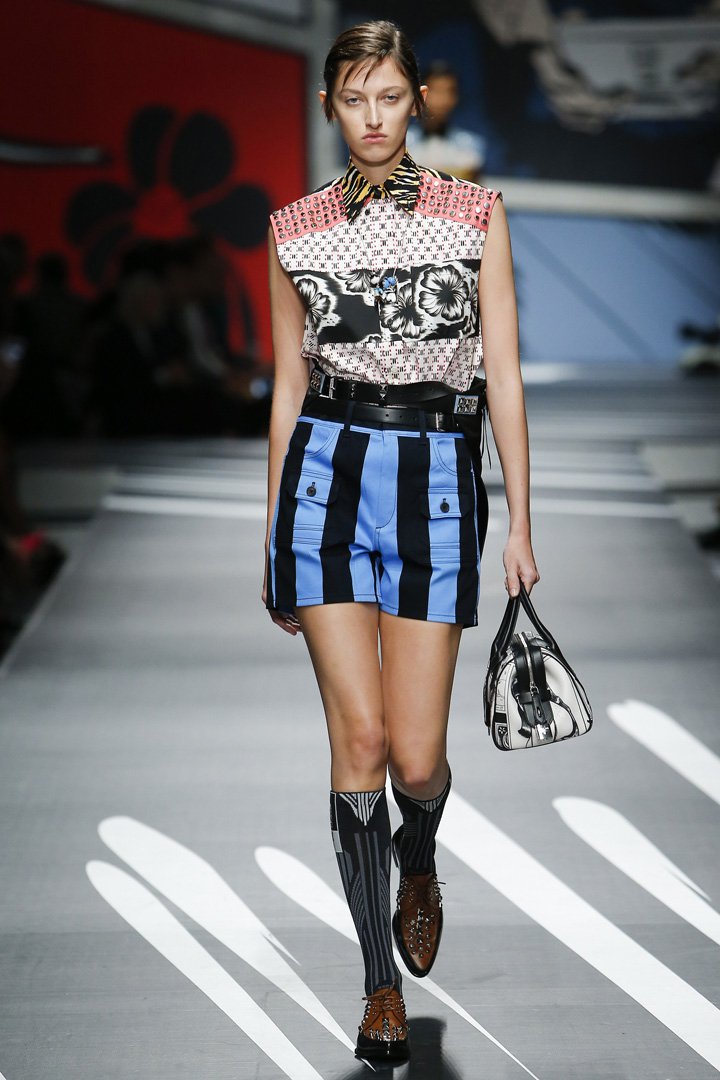 PRADA(普拉达)2025米兰时装周时装秀