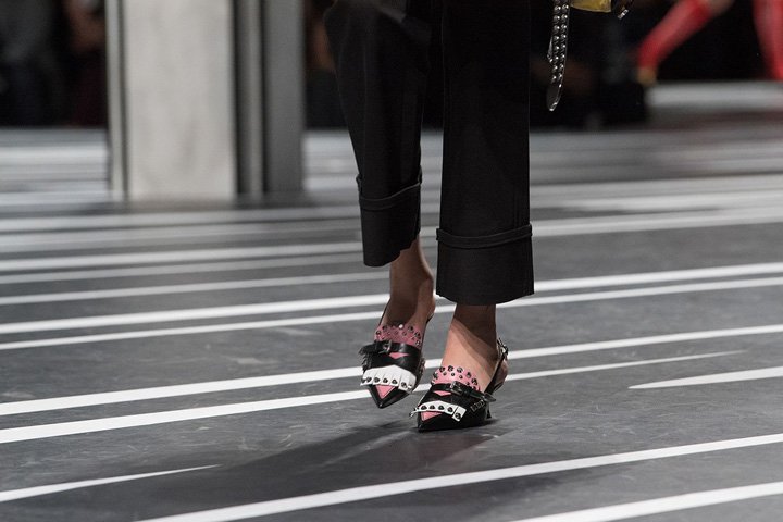 PRADA(普拉达)2025米兰时装周时装秀