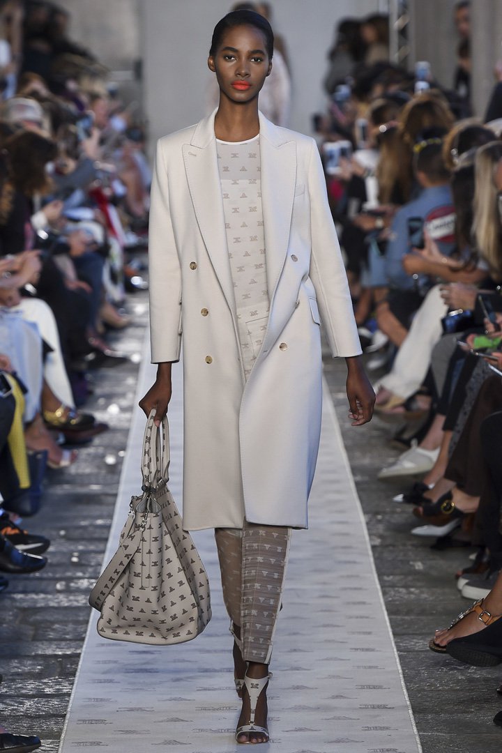 Max Mara（麦丝玛拉）2025米兰时装周时装秀