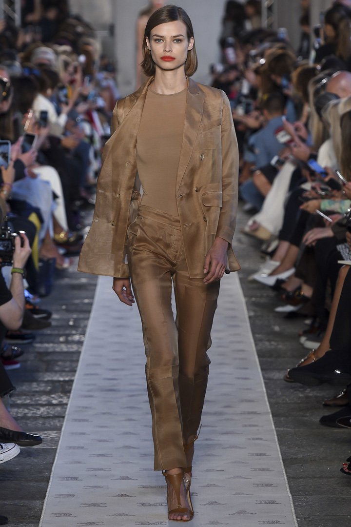 Max Mara（麦丝玛拉）2025米兰时装周时装秀