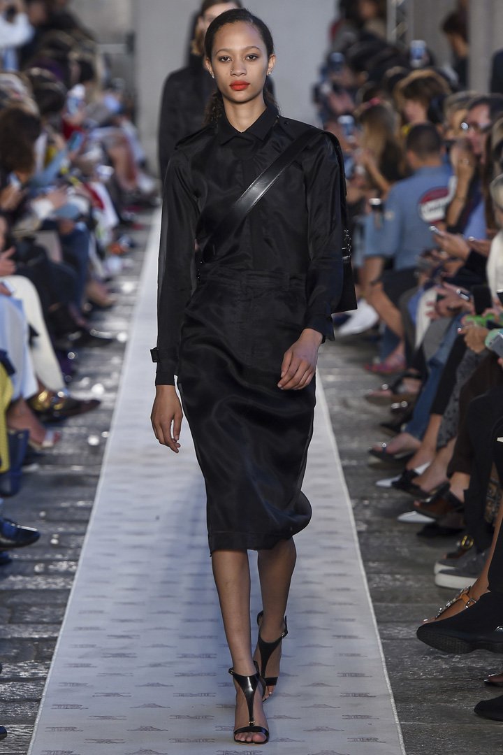 Max Mara（麦丝玛拉）2025米兰时装周时装秀