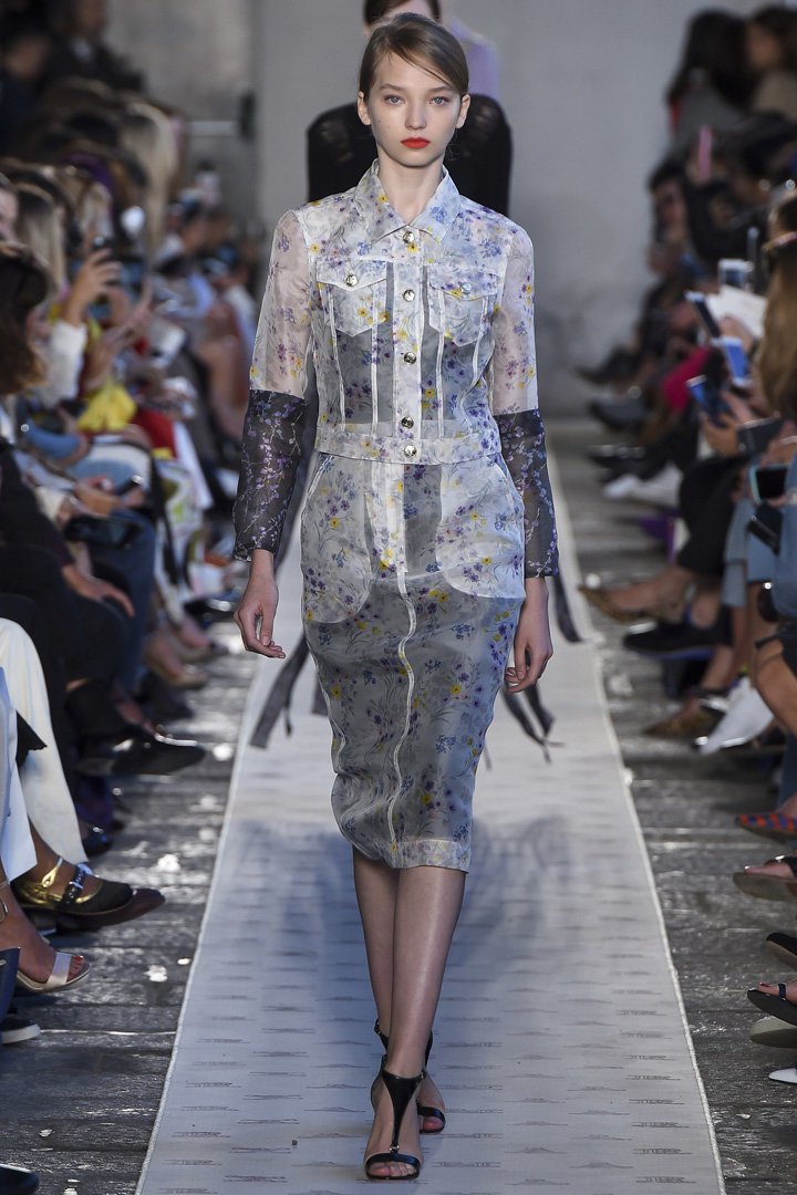 Max Mara（麦丝玛拉）2025米兰时装周时装秀