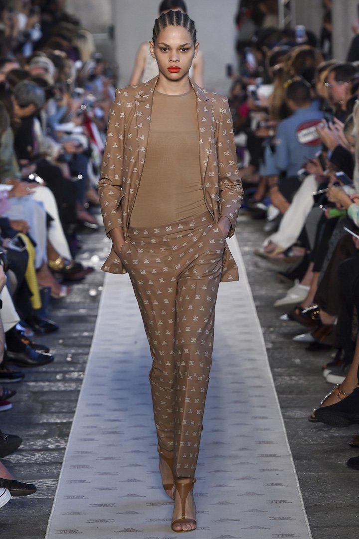 Max Mara（麦丝玛拉）2025米兰时装周时装秀