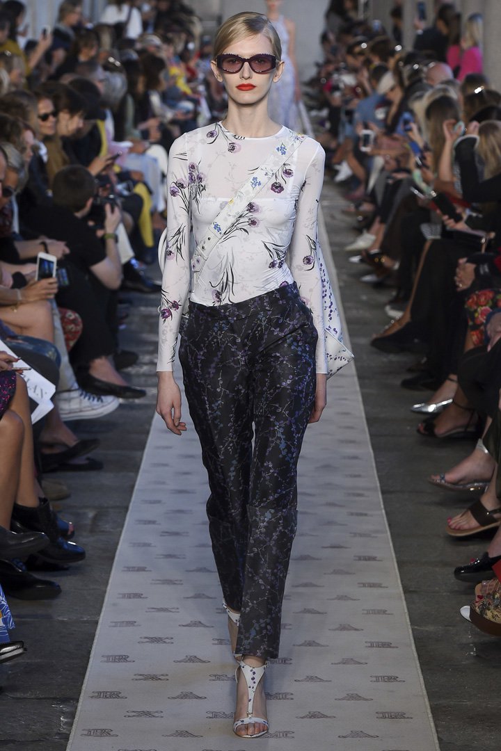 Max Mara（麦丝玛拉）2025米兰时装周时装秀