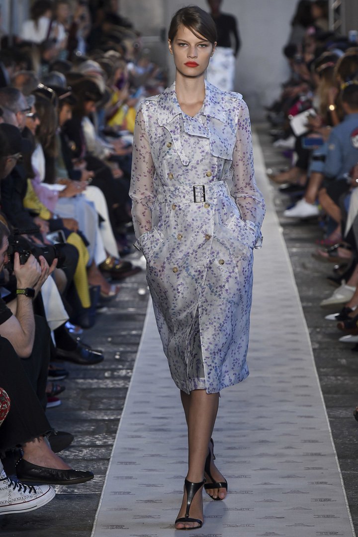 Max Mara（麦丝玛拉）2025米兰时装周时装秀