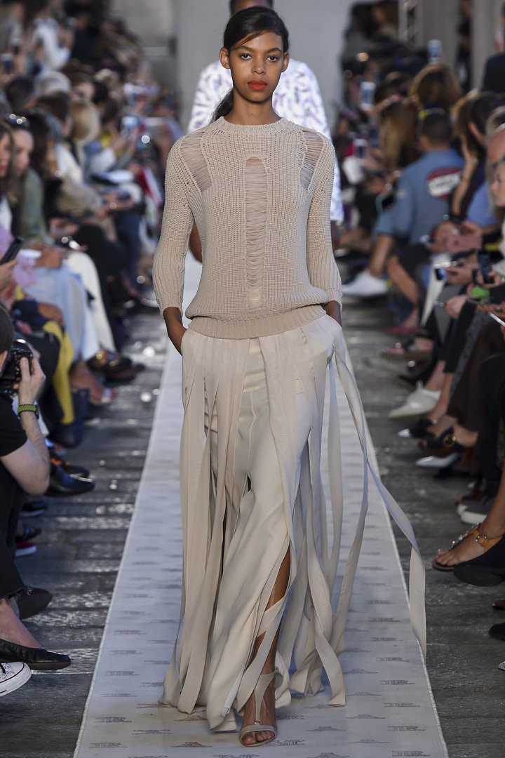 Max Mara（麦丝玛拉）2025米兰时装周时装秀