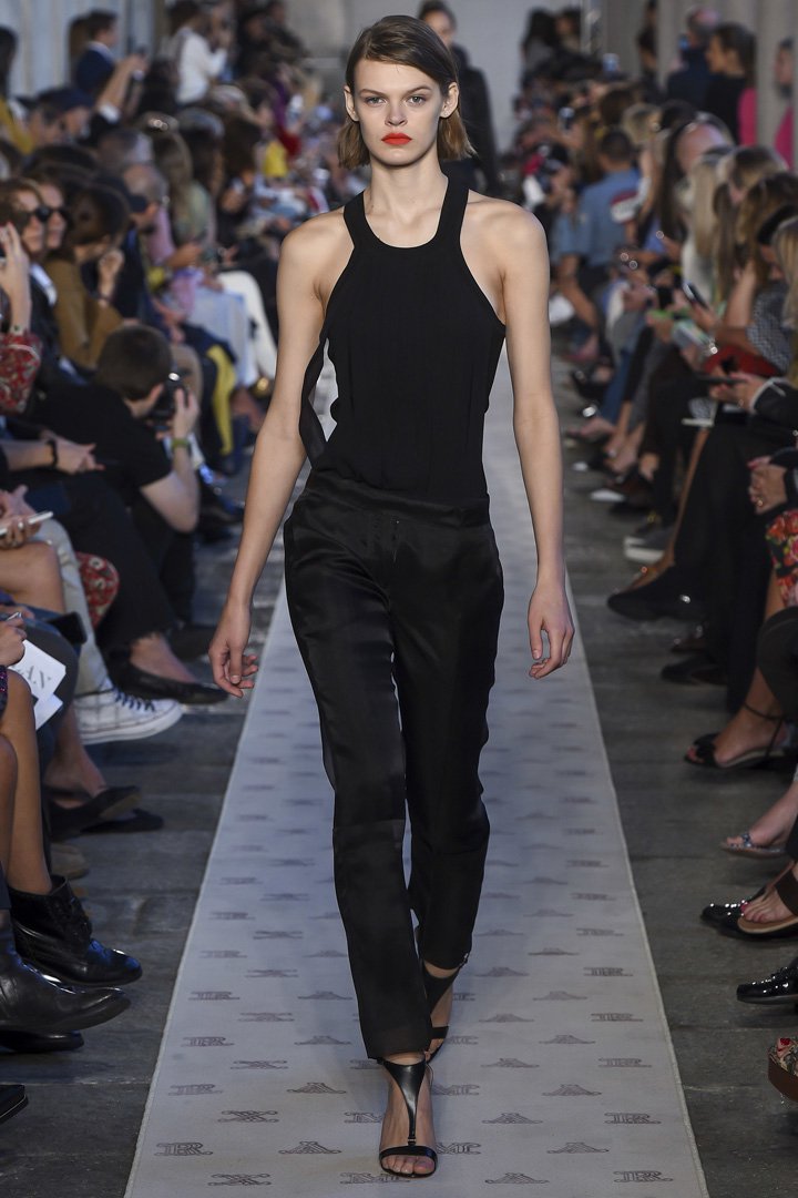 Max Mara（麦丝玛拉）2025米兰时装周时装秀