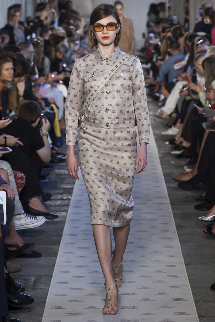 Max Mara（麦丝玛拉）2025米兰时装周时装秀