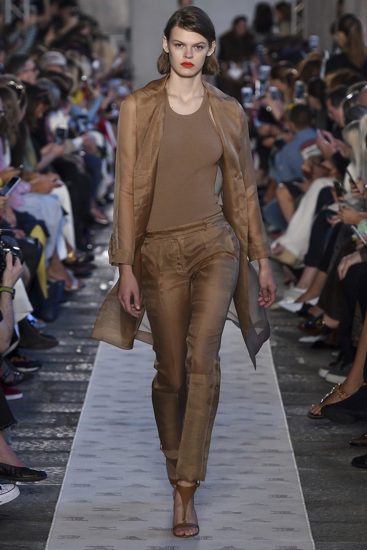 Max Mara（麦丝玛拉）2025米兰时装周时装秀