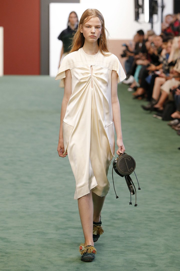Carven（卡纷）2025巴黎时装周时装秀