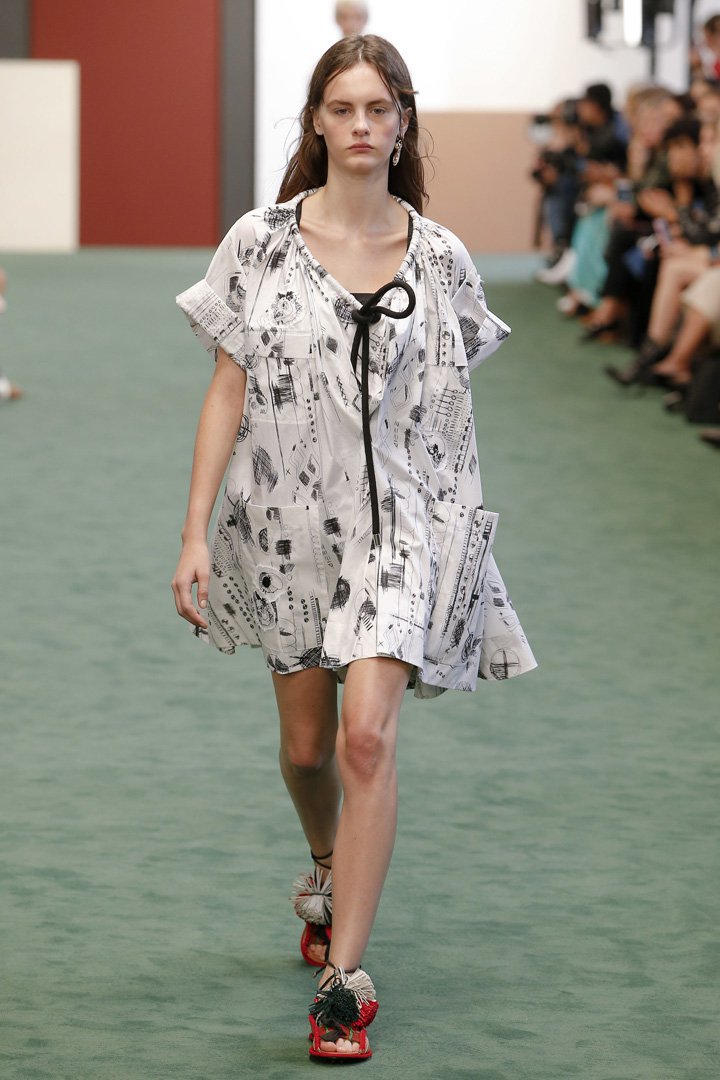 Carven（卡纷）2025巴黎时装周时装秀