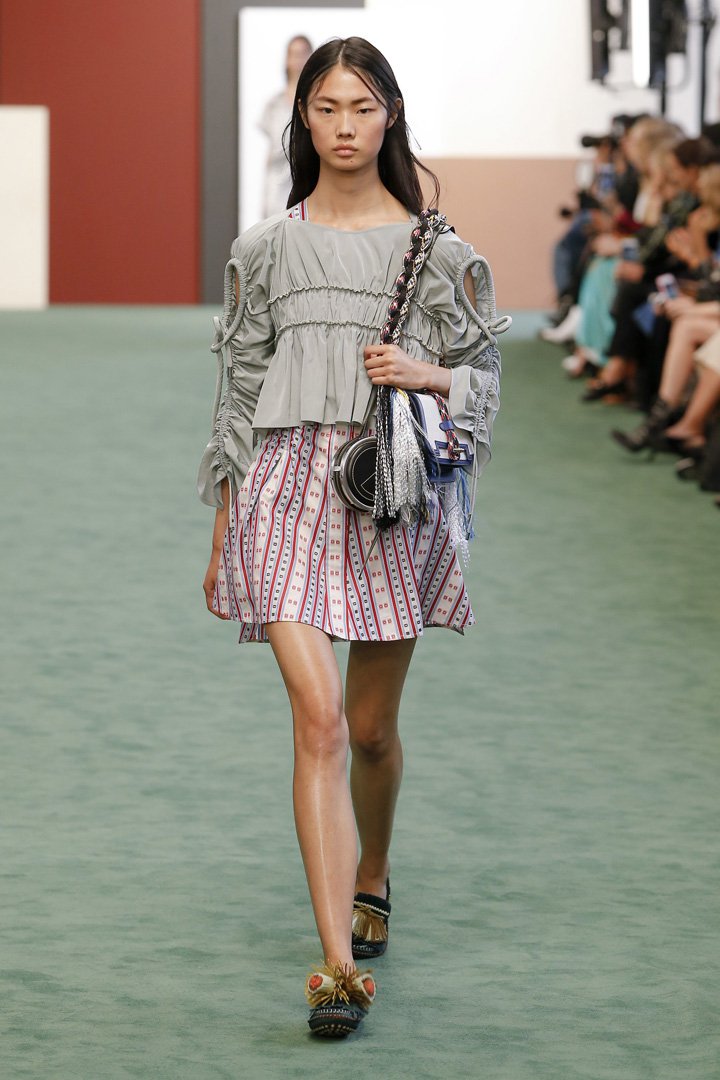Carven（卡纷）2025巴黎时装周时装秀