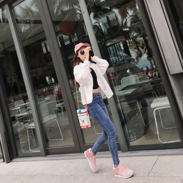 白色牛仔外套怎么搭配 这样穿轻松打造青春少女感~