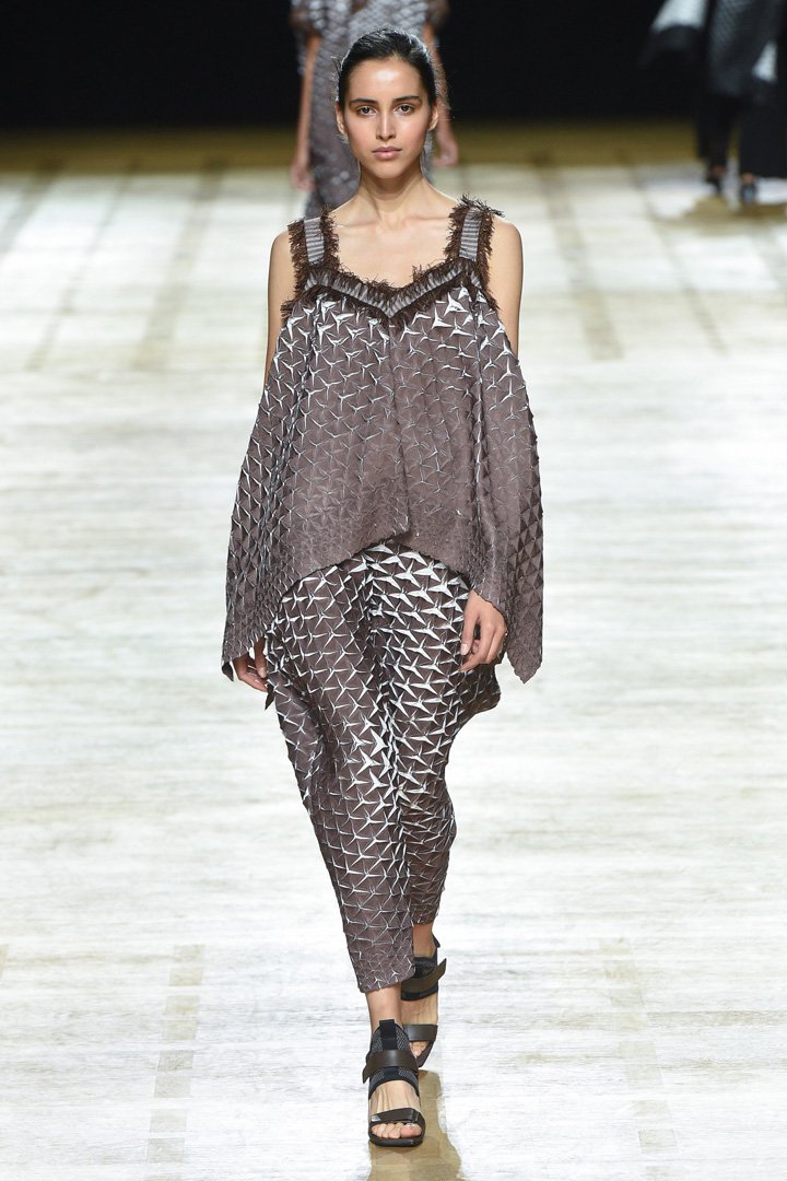 Issey Miyake（三宅一生）2025巴黎时装周时装秀