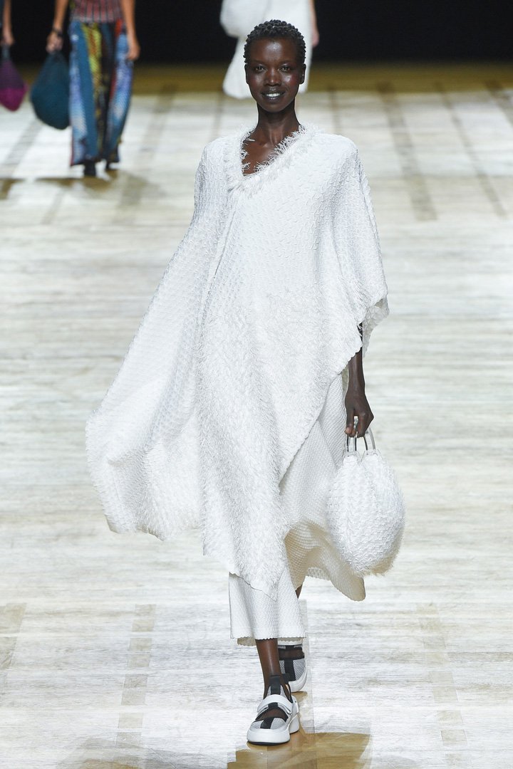 Issey Miyake（三宅一生）2025巴黎时装周时装秀