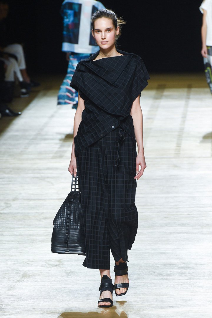 Issey Miyake（三宅一生）2025巴黎时装周时装秀